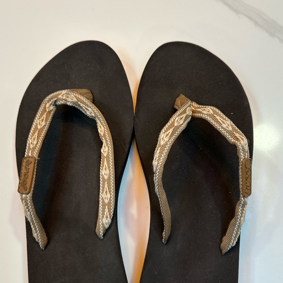 Reef - EUC - thin strap flip flops - size 10 - Picture 4 of 4